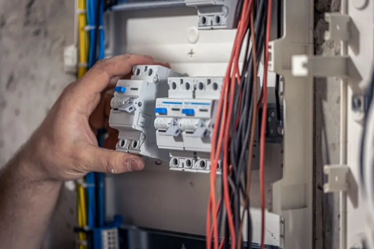 Kto może podpisać protokół odbioru instalacji elektrycznej?