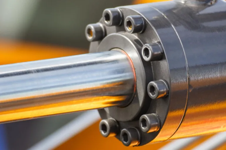 Co jest potrzebne do sterowania pracą siłownika pneumatycznego?