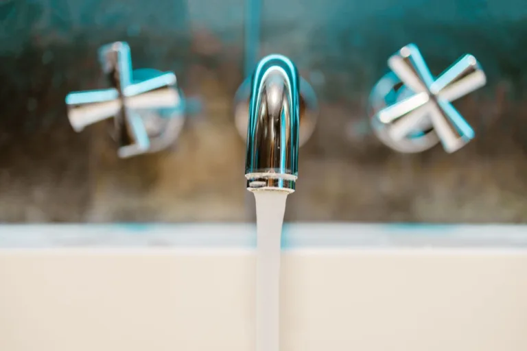 Jak zaoszczędzić na ogrzewaniu wody? Skuteczne sposoby