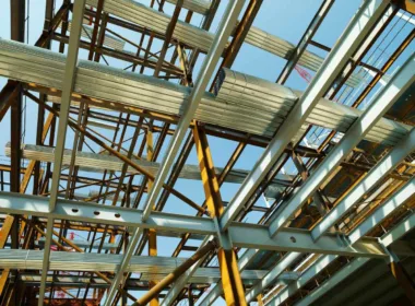 Dlaczego kątowniki stalowe są niezbędne w nowoczesnych konstrukcjach i projektach technicznych